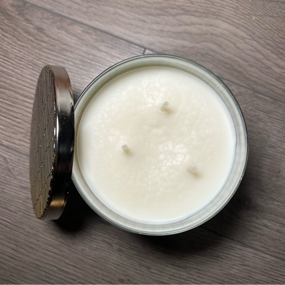 New Bath & Body Works 3-Wick Candle in Warm Ocean Breeze - Picture 4 of 5